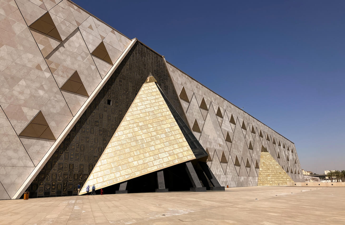 A-wonderful-shot-of-the-facade-of-the-Grand-Egyptian-Museum