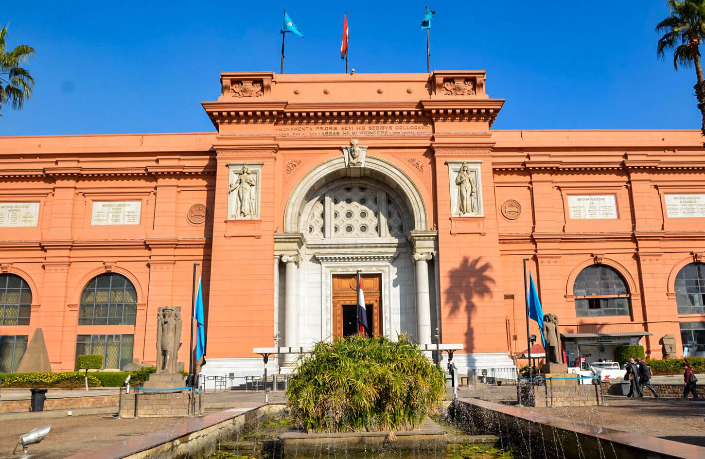 Photo-exterior-of-the-facade-of-the-egyptian-museum-in-cairo