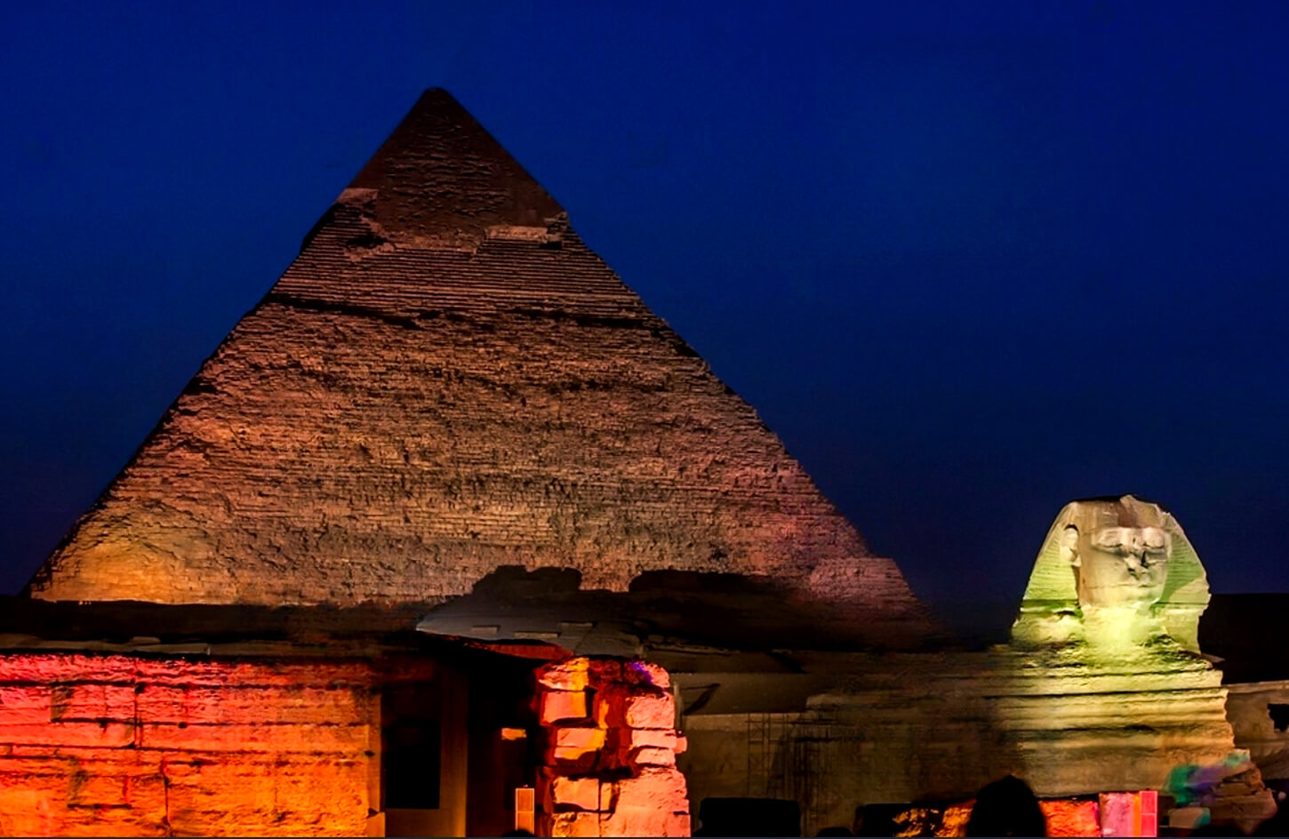 Wonderful-pictures-from-the-sound-and-light-show-at-the-Pyramids-of-Giza