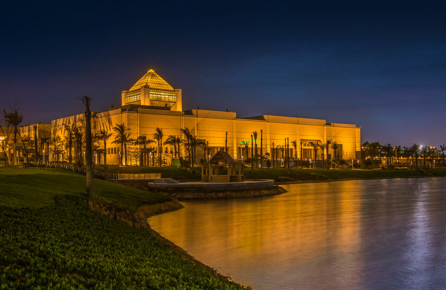 Wonderful-pictures-of-the-Museum-of-Civilization-at-night-from-the-outside