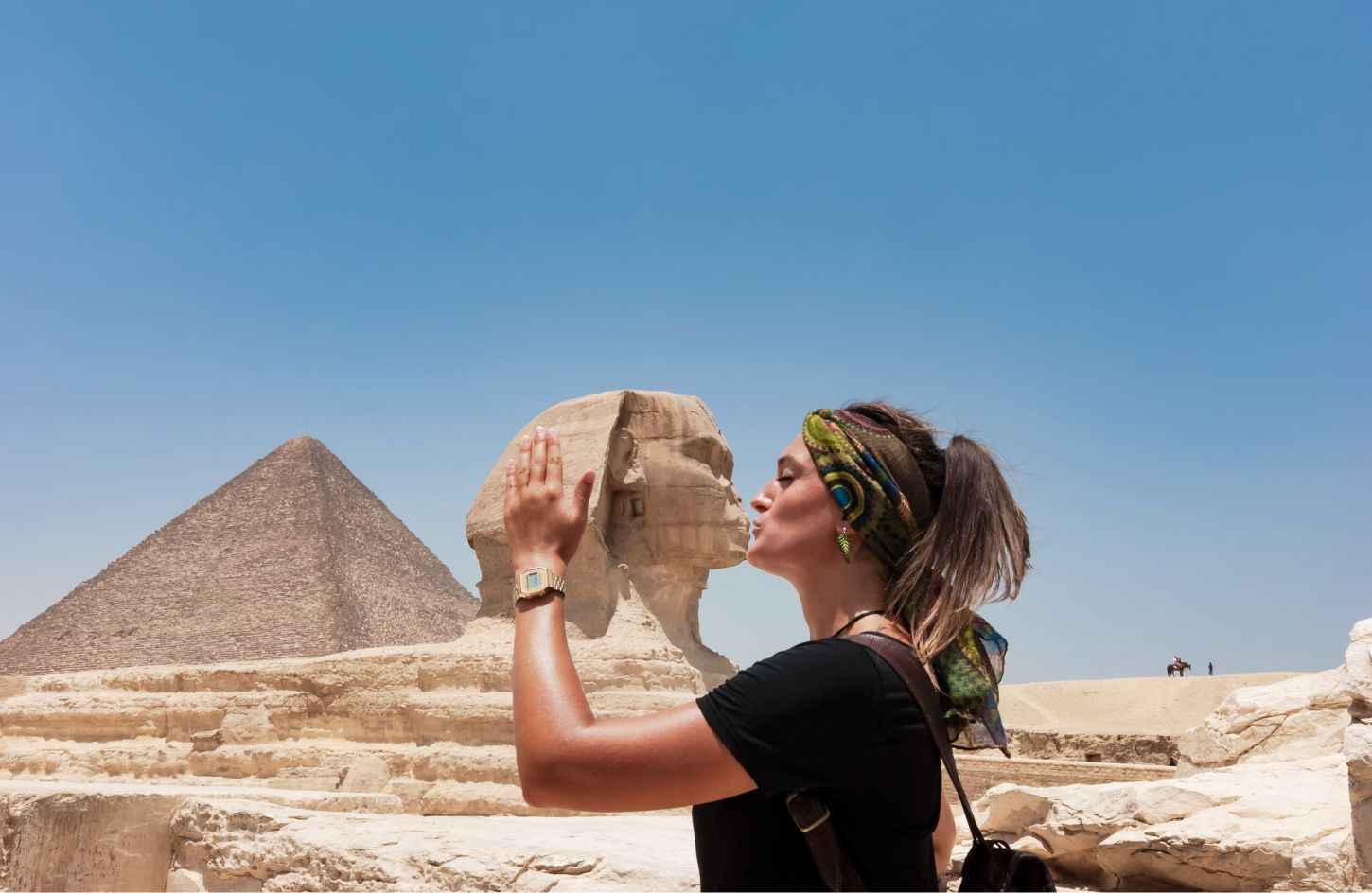 a-wonderful-photo-of-a-visitor-taking-a-picture-while-kissing-the-sphinx