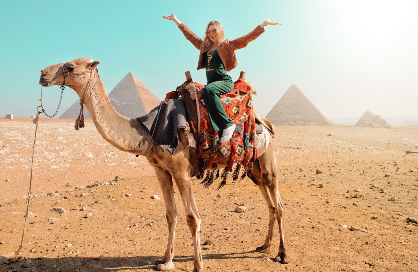 stunning-photos-of-a-tourist-riding-a-camel-in-front-of-the-giza-pyramids